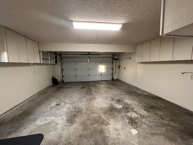 570 E North St — Photo 36