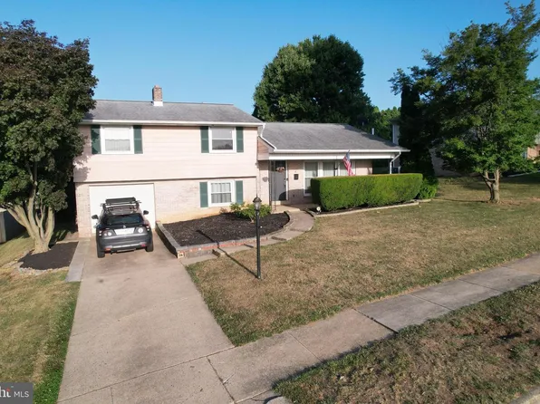 19 W Shore Dr, Camp Hill, PA 17011