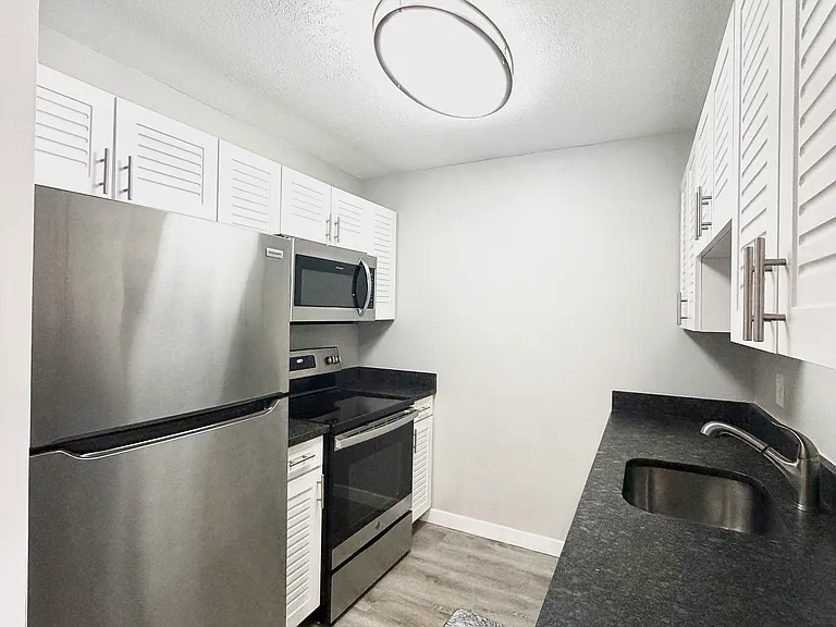 WestShore Apartments — Photo 12