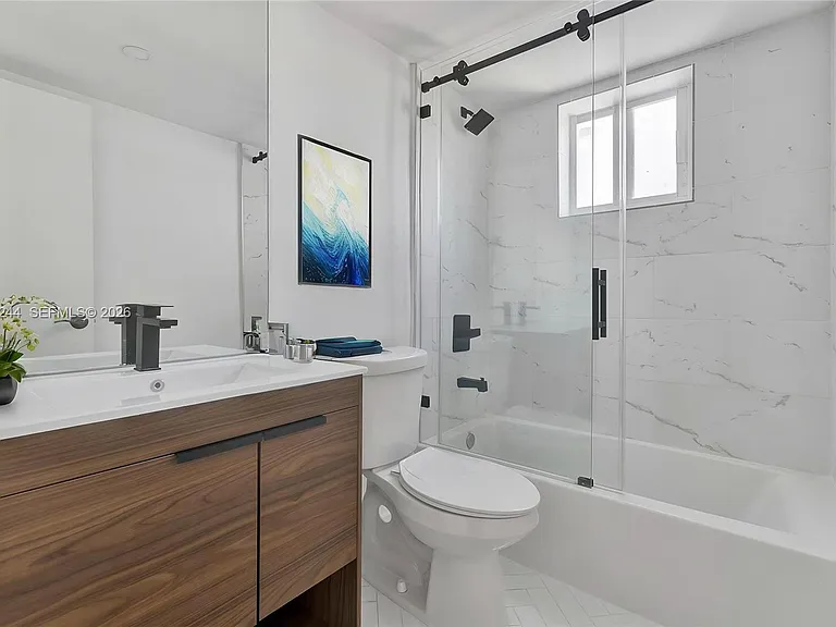 620 SW 10th St #301 — Photo 6