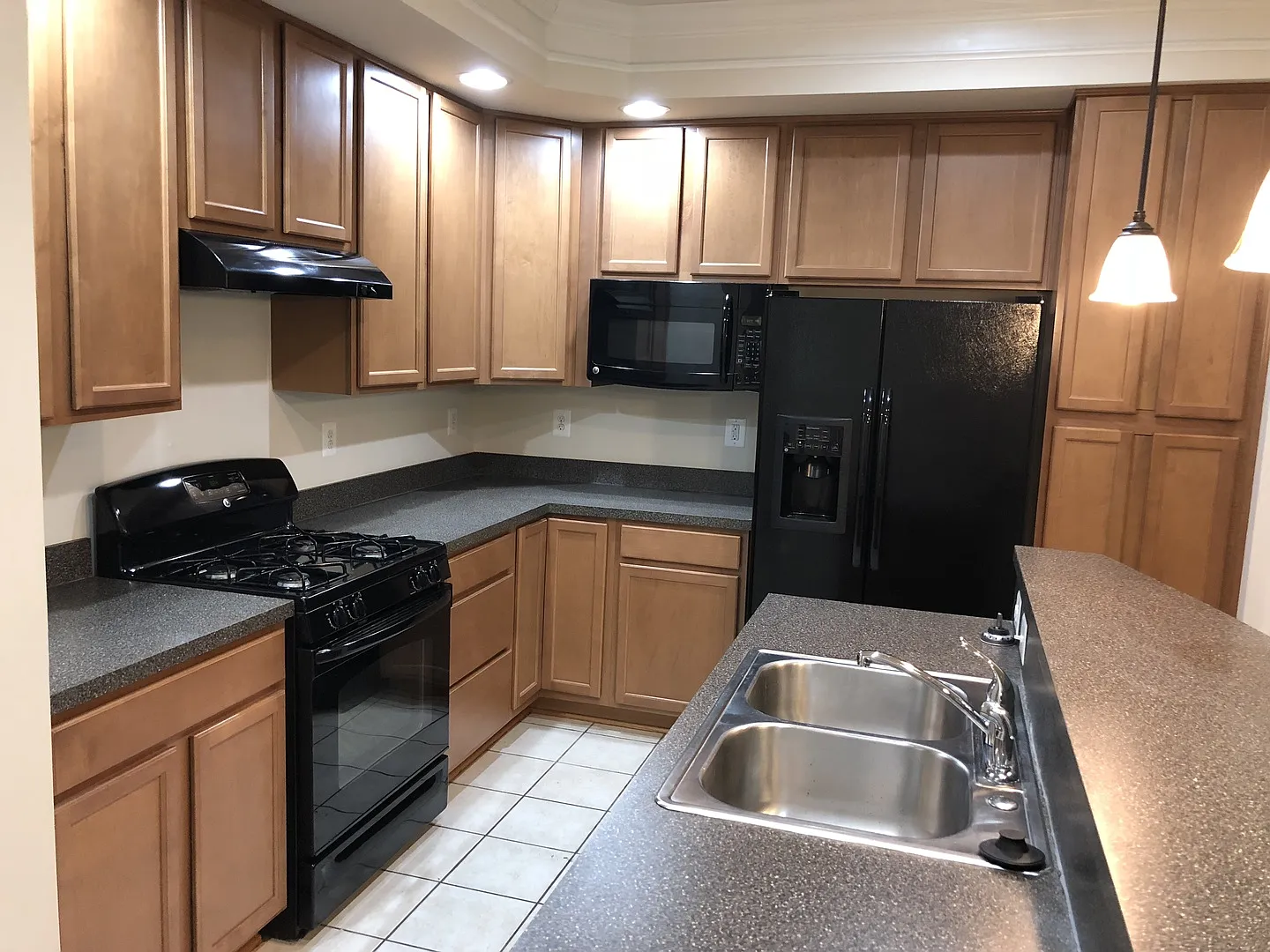2 Level Townhouse/condo with one car garage in the Watkins Mill Town Center — Photo 4