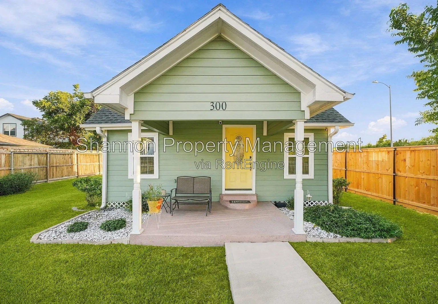 2 bed, 1.0 bath, 720 sqft, $1,700 — Photo 1