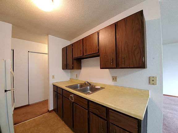 3rd image of 55 Hyacinth Ave W #109