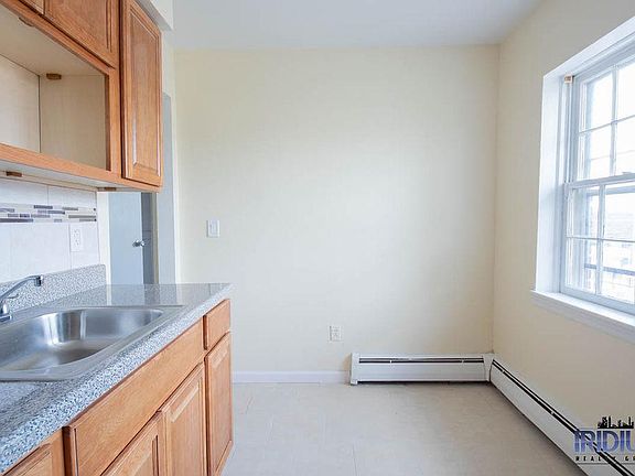 4th image of 479 Roseville Ave APT 2