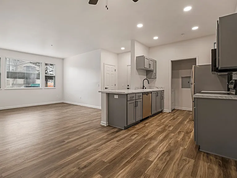Sterling Oaks Luxury Apartments — Photo 43