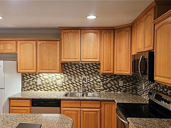4th image of 736 Fairlawn Dr