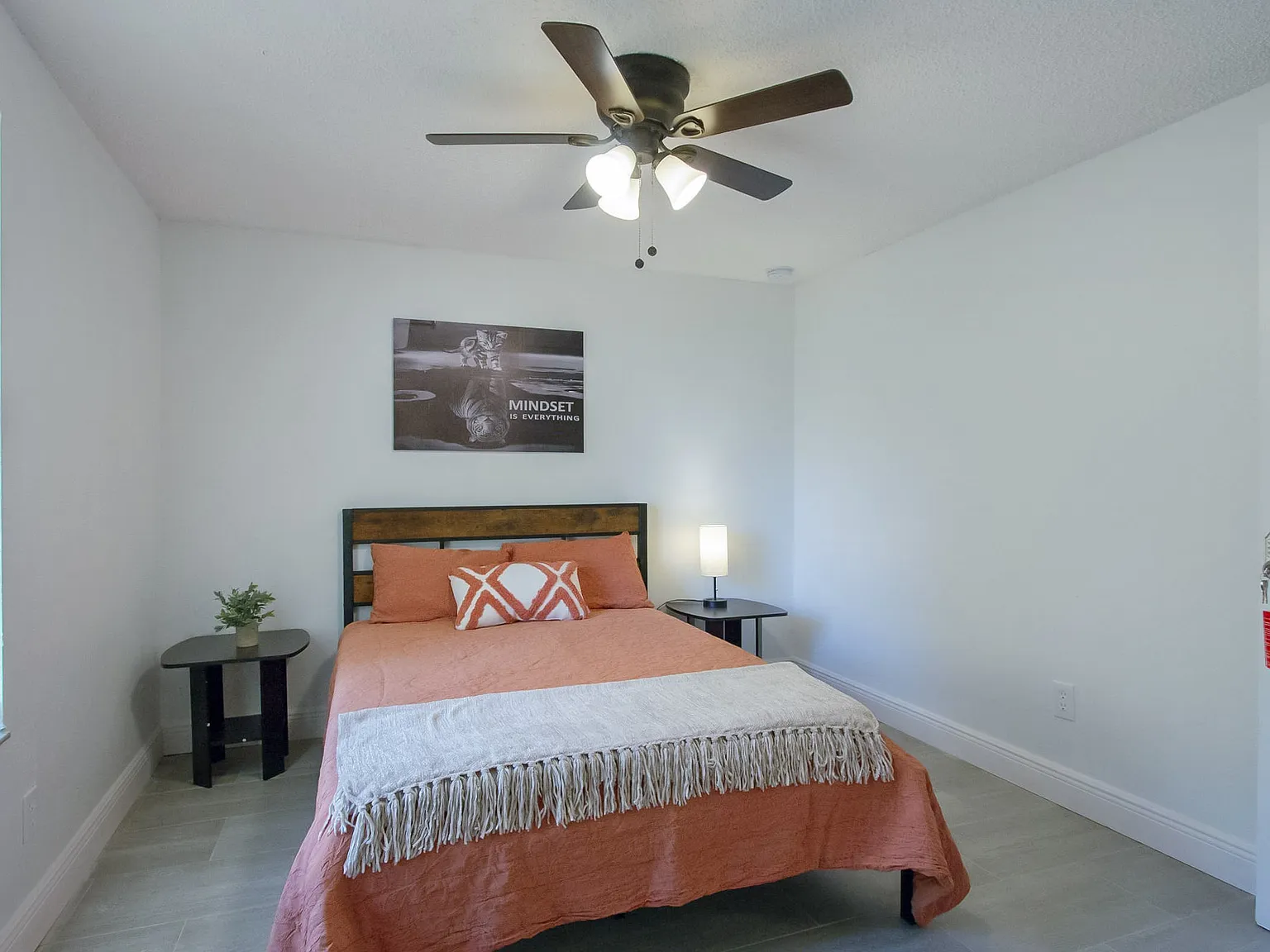 4 bed, 2.0 bath, 775 sqft, $806 — Photo 2