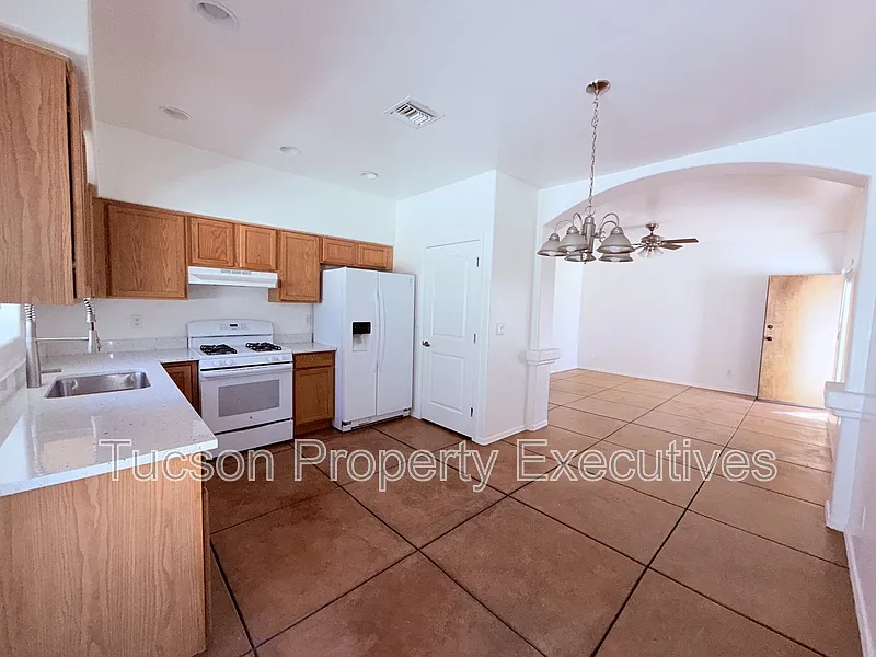 3 bed, 2.0 bath, 1200 sqft, $1,700 — Photo 3