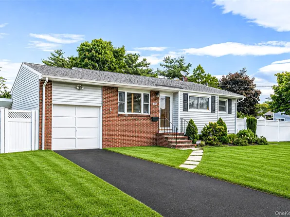 25 Merritt Street, Lindenhurst, NY 11757