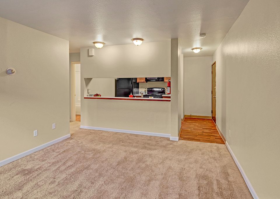 Hillside Chalet Apartments - Living Room