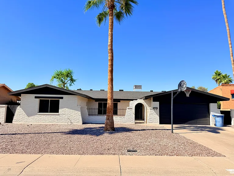 1056 E Carter Dr — Photo 2