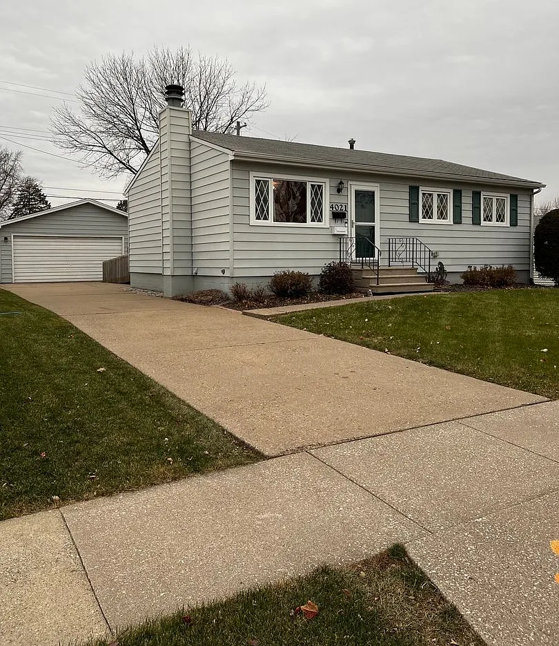 Spacious 3 Bedroom, 2 Bath Home — Photo 1