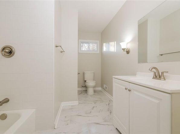 1 NE Normandy Ln, Kansas City, MO 64116