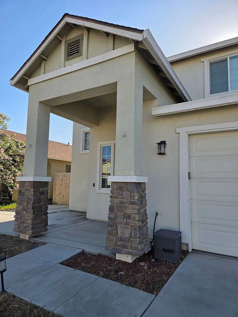 Beautiful 4 Bedroom Home — Photo 1