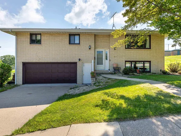 1810 Rosemont St, Dubuque, IA 52002