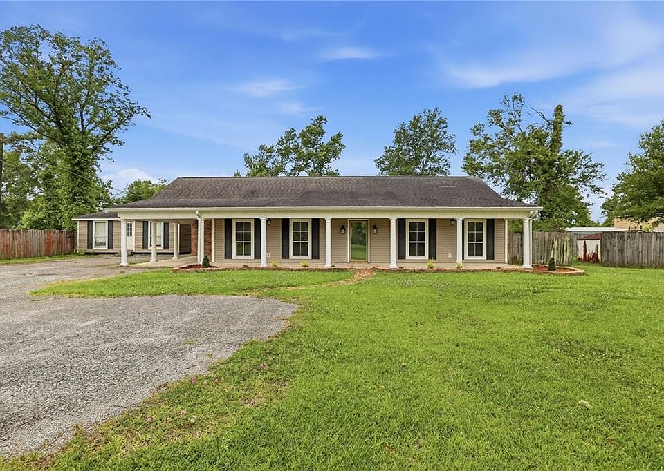 1st image of 18499 Magnolia Est