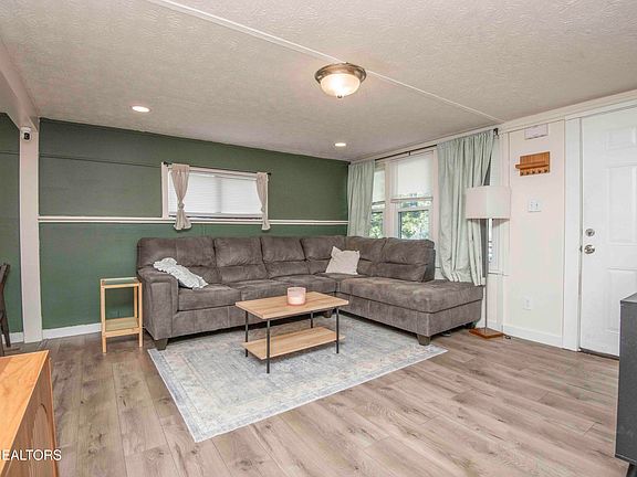 3rd image of 127 Wellington Cir