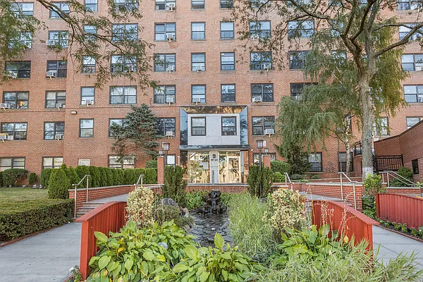 Sold by Daniel Gale Sotheby's International Realty | media 35