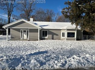 2488 Willow Beach St, Keego Harbor, MI 48320