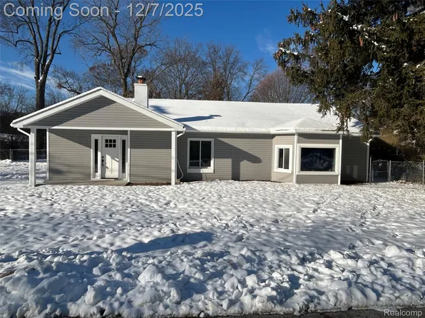 2488 Willow Beach St, Keego Harbor, MI 48320