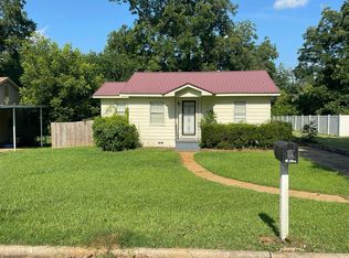 712 Cherokee St, Talladega, AL 35160