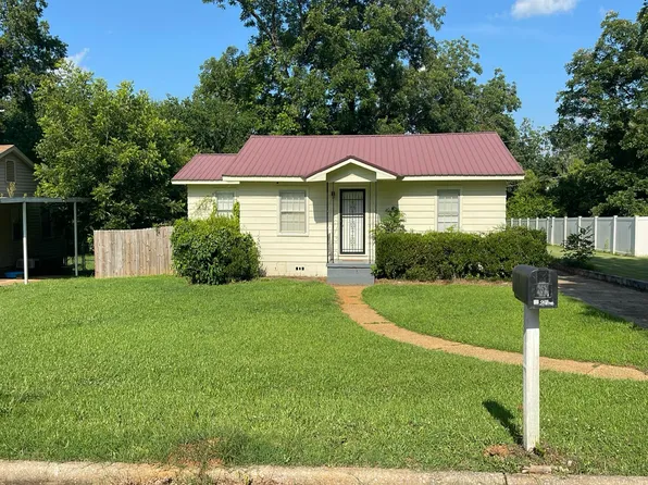 712 Cherokee St, Talladega, AL 35160