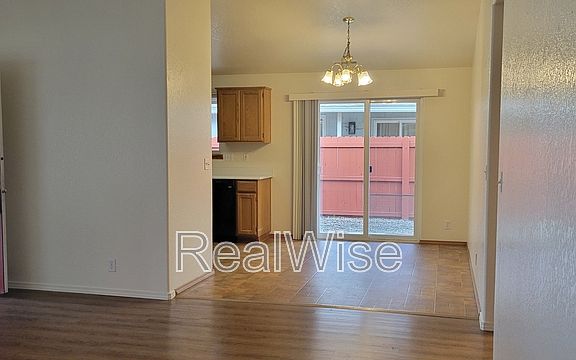 4th image of 2210 SW Bridge St