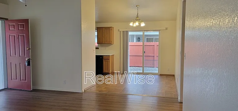 2210 SW Bridge St — Photo 4