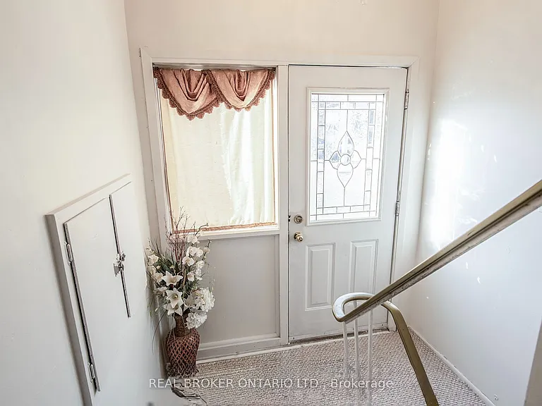 374 Southill Dr — Photo 3