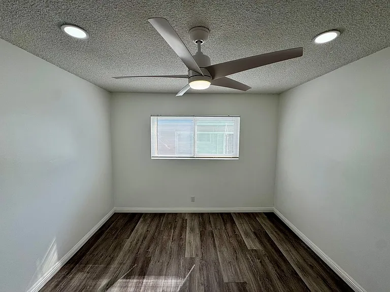1027 Roswell Ave #4 — Photo 21