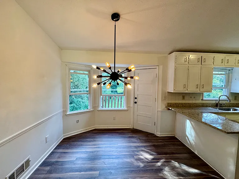 3355 Poplar Dr — Photo 4