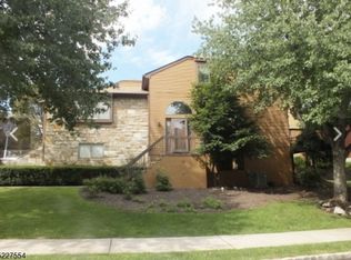 32 Hickory Hill Ct, Rockaway, NJ 07866