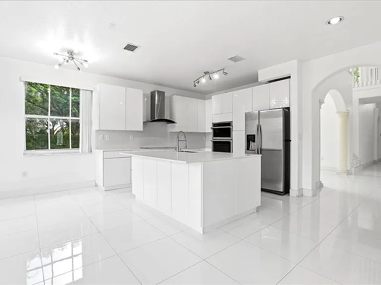 3802 SW 165th Ter — Photo 5