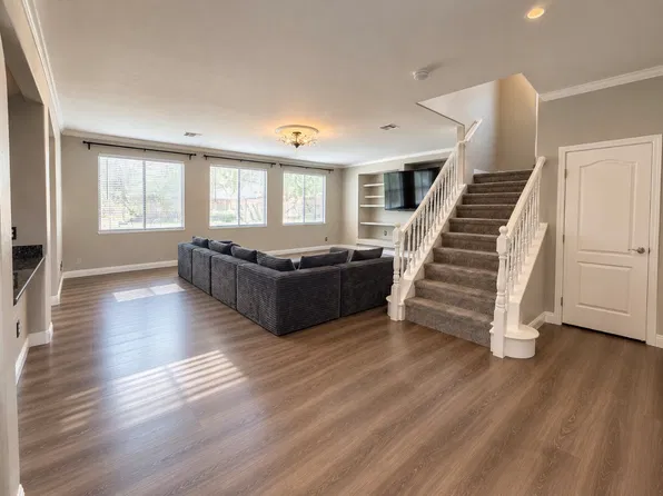 9001 Reindeer Lake St, Las Vegas, NV 89143