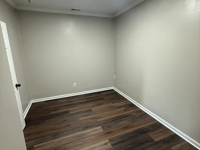 W Centerview St — Photo 6