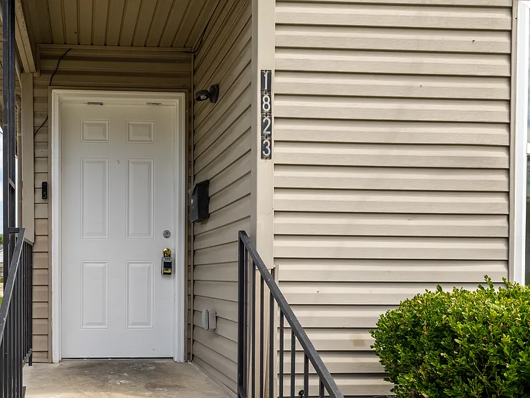 1823 Griffiths Ave — Photo 18