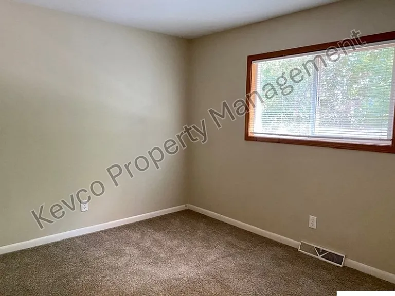 308 Briarwood Rd — Photo 9