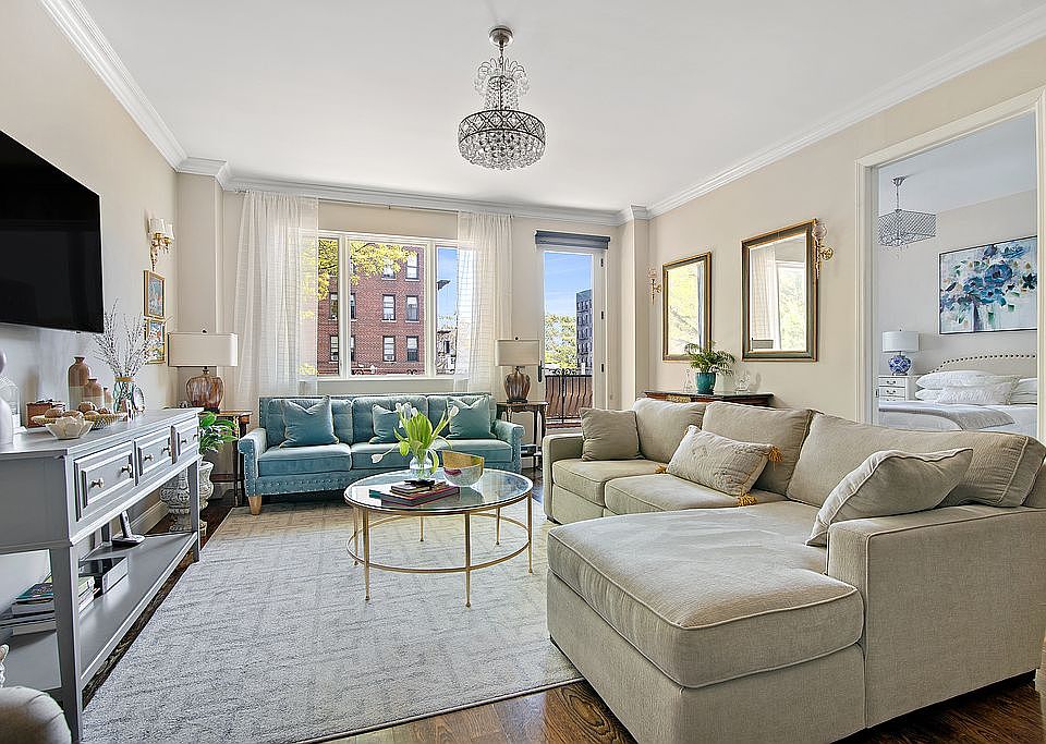 Sprawling Living w Terrace 