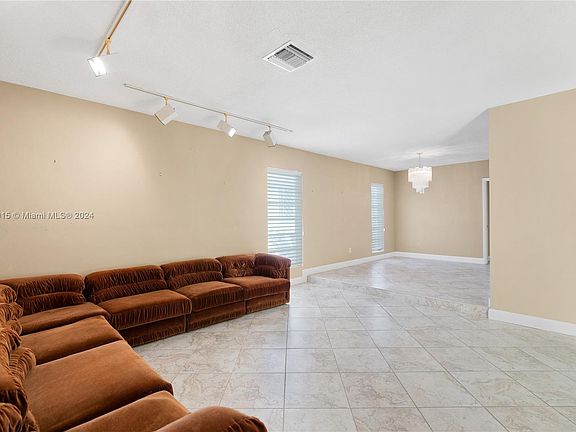5th image of 1109 Biarritz Dr