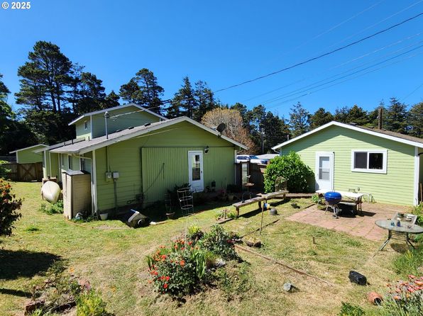 722 Pinehurst Dr, Port Orford, OR 97465