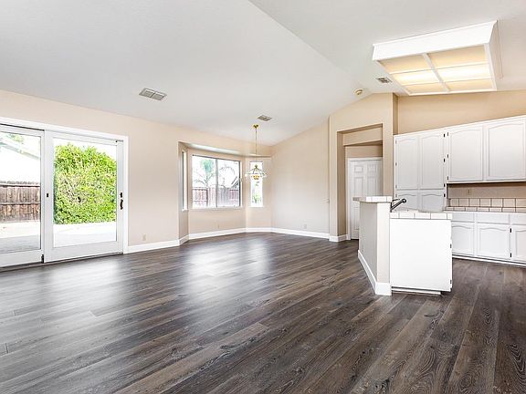 3rd image of 1519 Lathwell Way