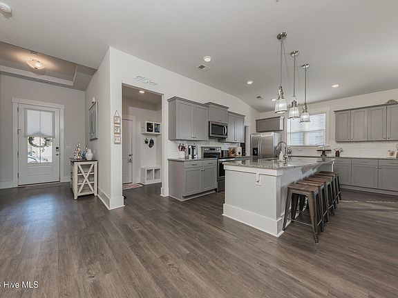 4th image of 209 Edgewater Way