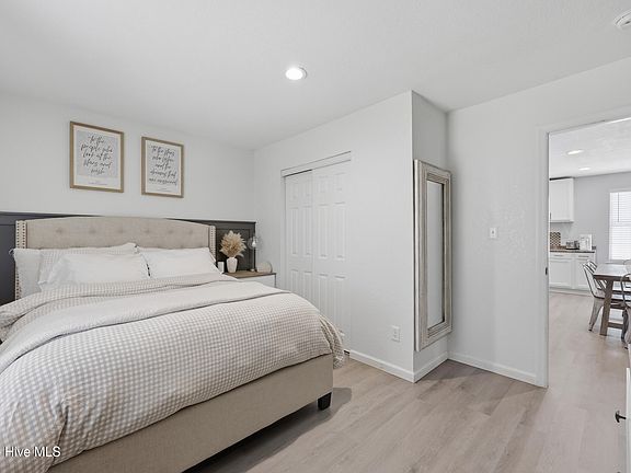 4th image of 913 Bartlett Avenue