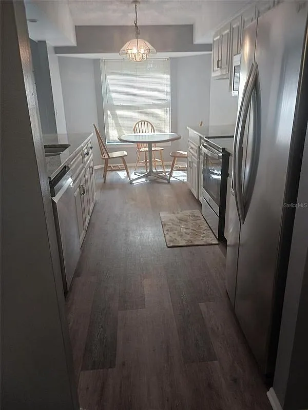 3 bed, 2.0 bath, 1468 sqft, $2,300 — Photo 2