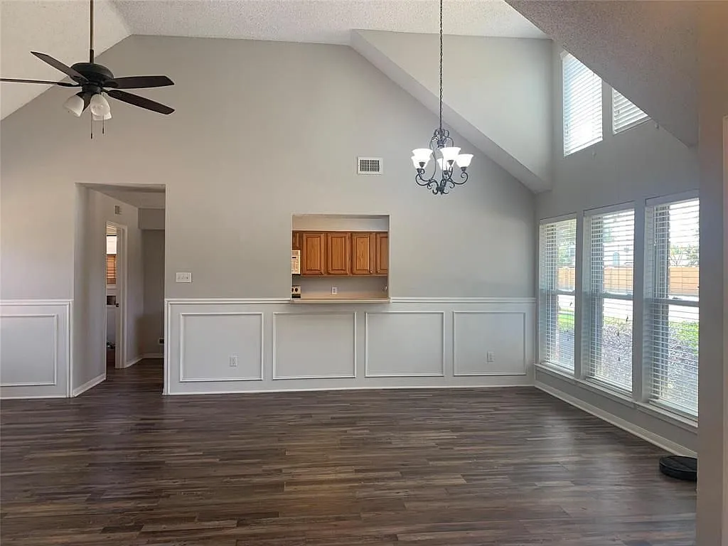 3 bed, 2.0 bath, 1497 sqft, $2,200 — Photo 2