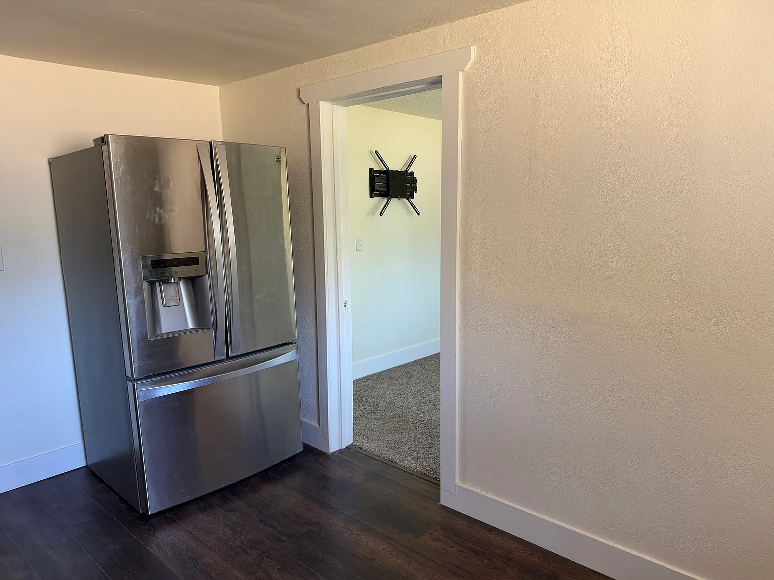 3 bed, 835 sqft, $2,000 — Photo 3