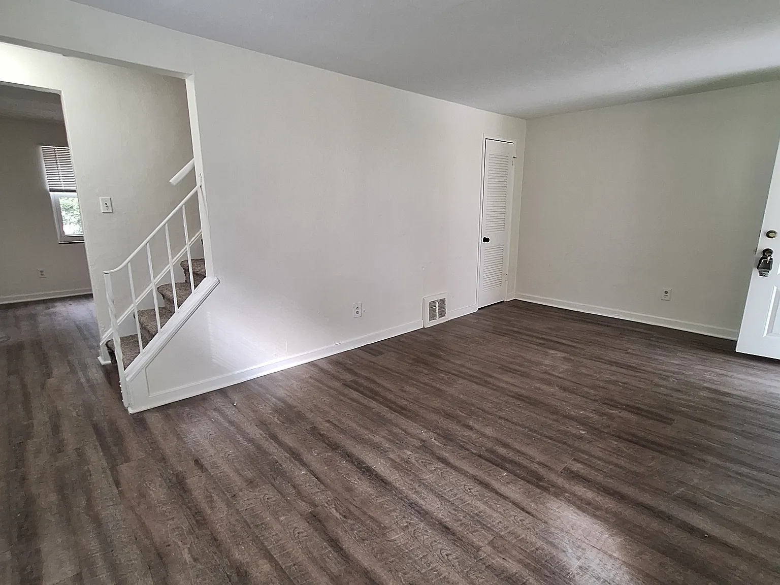 3 bed, 990 sqft, $1,680 — Photo 2