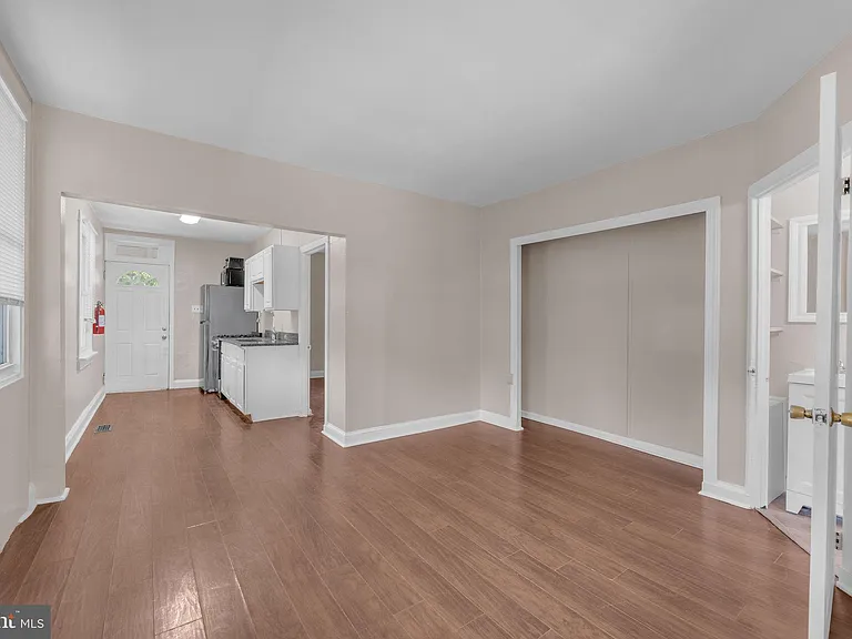 315 Burlington Ave — Photo 10