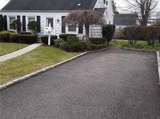 8 Dogwood Ln, Levittown, NY 11756