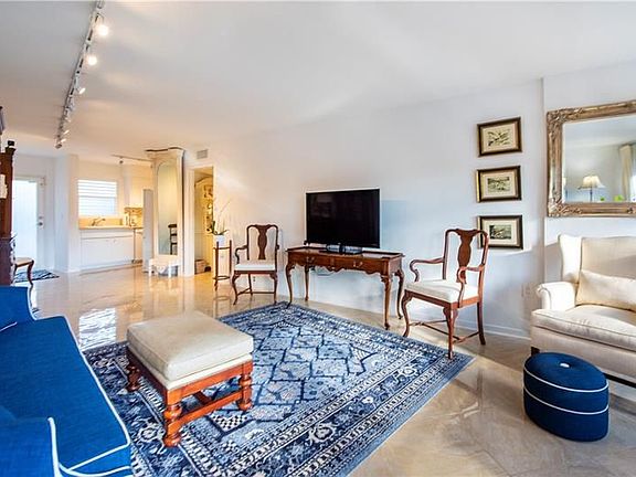2nd image of 401 SE 25th Ave APT 304